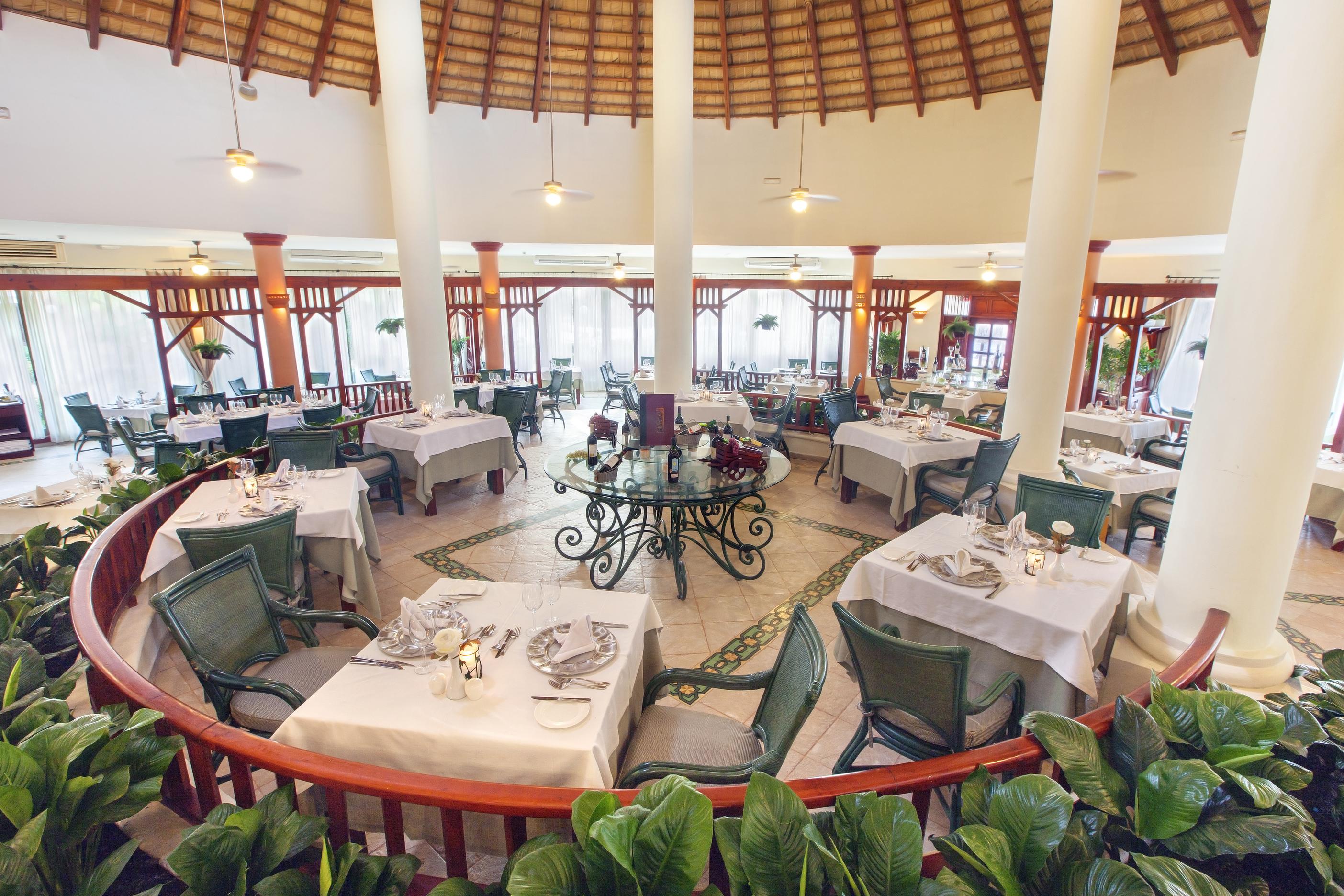 Bahia Principe Grand Bavaro Punta Cana Bagian luar foto The restaurant at the hotel