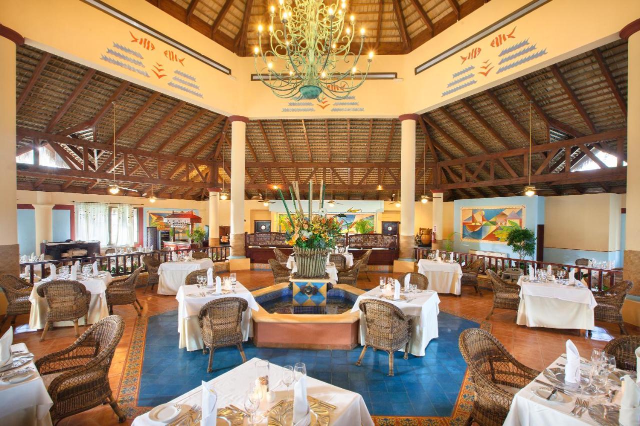 Bahia Principe Grand Bavaro Punta Cana Bagian luar foto The buffet at the resort